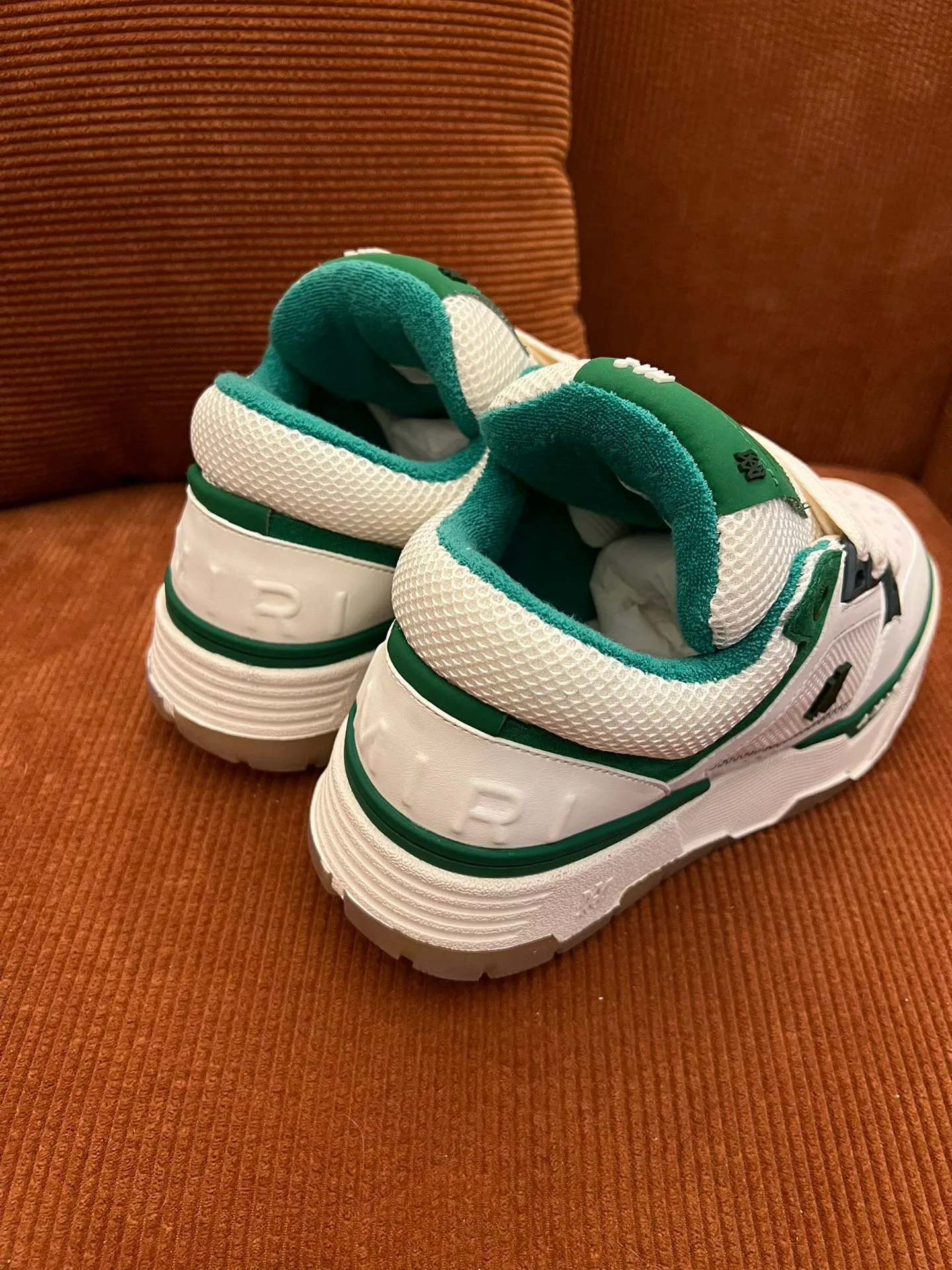 p620💰Men's shoes Amiri Emile's 2023 spring and summer new MA-1 bread shoes, couple models, casual sports shoes, sneakers Amiri gave up the rock punk style in the new season and used a large number of unsaturated colors, Morandi tones, whether you see or wear them, it will make people very happy. The large tongue of the bread shoes continues, shortens the length of the shoe body, thickens the midsole, and the toe part is more rounded. Amiri's brand letters and MA logo appear on the side of the shoe. Fabric: Original customized imported first-layer cowhide + mesh. Lining: Original customized breathable towel lining. Outsole. Foam combination material. Bottom thickness: 4CM. Size: Men's 39-45